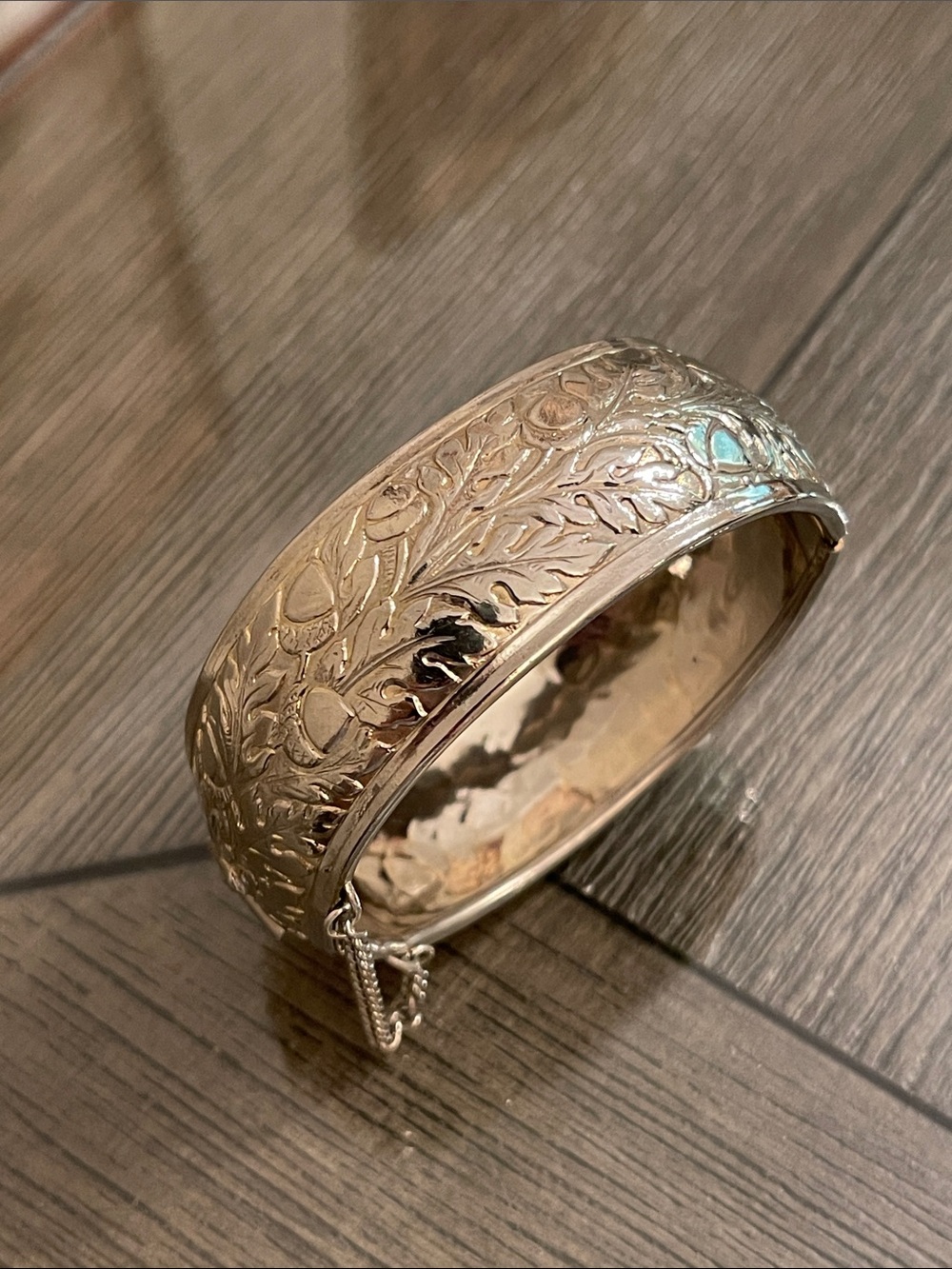 ELEGANT VTG LARGE BOLD SILVER-TONE ACORN LEAF HINGED BANGLE BRACELET